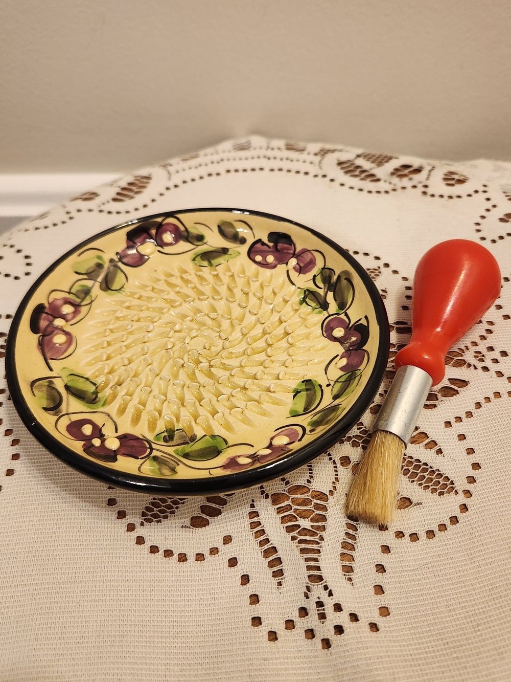 Hand-Painted Garlic / Ginger Grater Plate W/ Gathering Brush